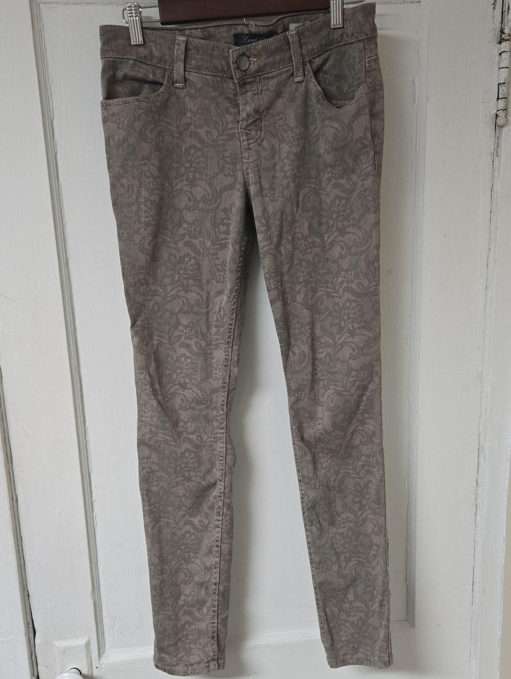 Level 99 Janice Ultra Skinny Gray Floral Lace Print Jeans Size 29